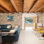 Azzurra Канфанар